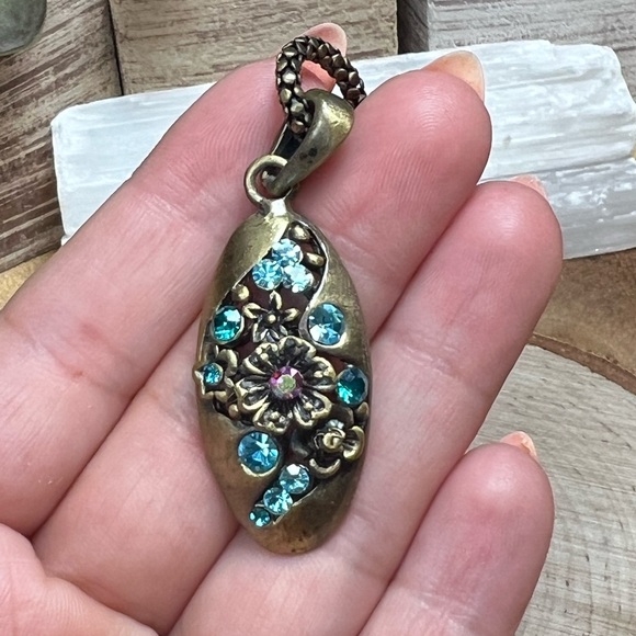 VTG| Floral AB Crystals Necklace 💙✨ - Picture 4 of 8